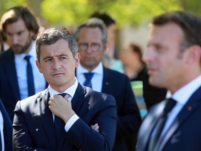 El ministro del Interior, Gérald Darmanin, escucha al presidente, Emmanuel Macron, durante una visita en Chambord este miércoles