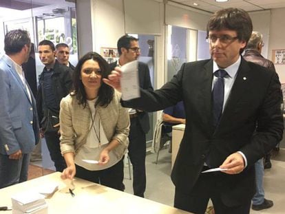 El presidente Carles Puigdemont vot&oacute; en un colegio que no era el que ten&iacute;a asignado