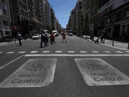 Señales de Madrid Central en la confluencia de Gran Vía con plaza de España.