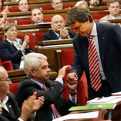 Artur Mas (a la derecha), líder de CiU, felicita al presidente de la Generalitat, Pasqual Maragall.