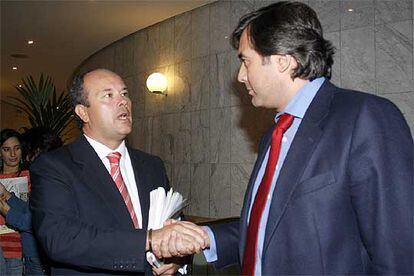 El portavoz del Consejo General del Poder Judicial, Enrique López (derecha), y el vocal Juan Carlos Campo se saludan tras la reunión.