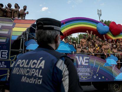 Un policía municipal durante el desfile del Madrid Orgullo el pasado 7 de julio.