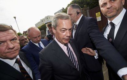 Nigel Farage llega a un centro de recuento de votos en Margate.