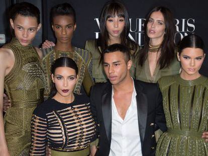 El dise&ntilde;ador de Balmain junto a Kim Kardashian (a su derecha) en una presentaci&oacute;n. 