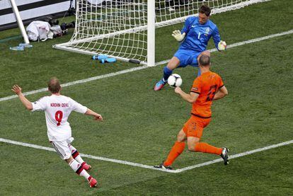 Krohn-Dehli supera por bajo a Stekelenburg en el gol de Dinamarca.