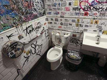 Foto de un ba&ntilde;o de un restaurante en el barrio neoyorquino de Williamsburg.