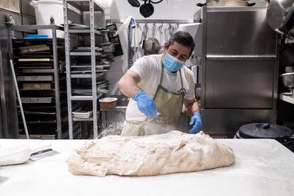 El panadero Dionisio, en la pastelería América de la calle Atocha.