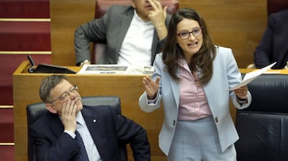 El president de la Generalitat, Ximo Puig y la vicepresidenta del Consell, Mónica Oltra, en las Cortes.