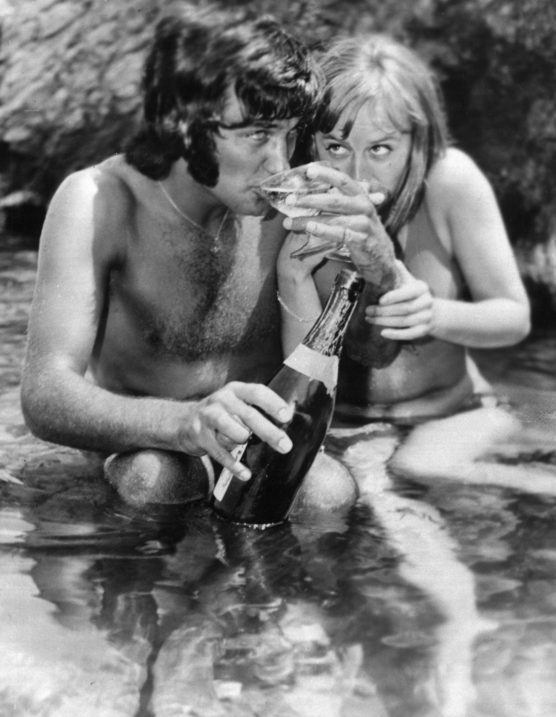 George Best bebe champán con la actriz Susan George en Mallorca en 1969.