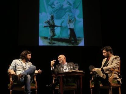 Manuel Jabois, Arturo P&eacute;rez-Reverte y Antonio Lucas en la presentaci&oacute;n de &quot;La guerra civil contada a los j&oacute;venes, el lunes en el teatro Espa&ntilde;ol.