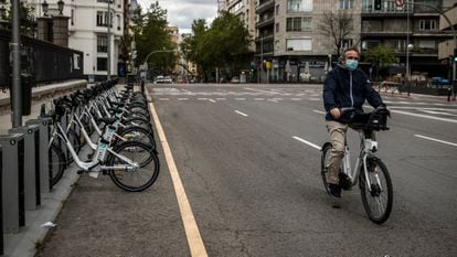 Un usuario viaja en Bicimad, el servicio público de bicicletas de Madrid, reabierto la pasada semana tras permanecer un mes cerrado por el coronavirus.