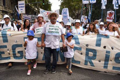 Columna de manifestantes en Buenos Aires en defensa de la educaci&oacute;n p&uacute;blica.