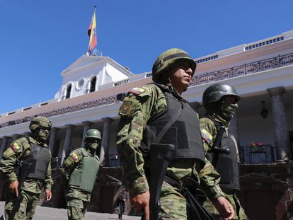 Militares patrullan el Palacio Presidencial en Quito el 17 de mayo 2023.