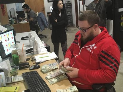 Un empleado de un dispensario de marihuana cuenta billetes, el mi&eacute;rcoles en San Diego.