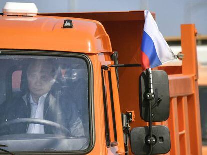 Putin conduce un camión por el puente recién inaugurado, el martes.