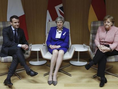 La primera ministra británica Theresa May, en el centro, con el presidente francés Emmanuel Macron y la canciller alemana Angela Merkel, el pasado jueves en Bruselas.