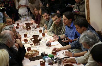 El secretario general de Podemos, Pablo Iglesias, acompañado por su padre Javier Iglesias, por Iñigo Errejón y los candidatos del partido por Zamora, arranca la campaña electoral del 20D con la tradicional pegada de carteles en un pequeño pueblo de Zamora, Villaralbo.