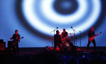 U2 act&uacute;a en el evento de Apple en el Centro Flint de Cupertino, California 