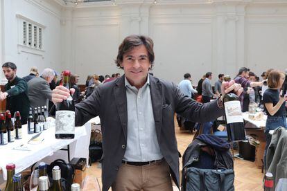 Telmo Rodríguez, con dos de sus vinos estrella
