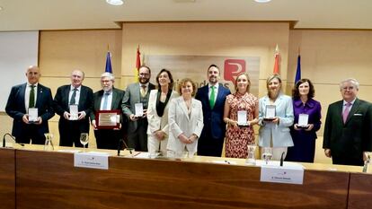 Foto de familia de los galardonados con la Medalla de Oro del Colegio de Registradores junto a la decana, María Emilia Adán, y el secretario de Estado de Justicia, Manuel Olmedo.