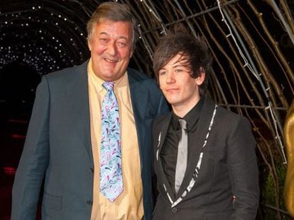 Stephen Fry y su esposo Elliot Spencer.