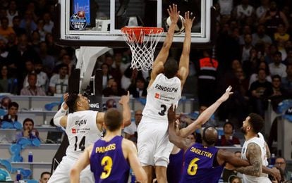 Randolph, jugador del Real Madrid, tapona un lanzamiento del barcelonista Tomic, durante la final de la Copa del Rey de baloncesto disputada este domingo en el WiZink Center en Madrid.