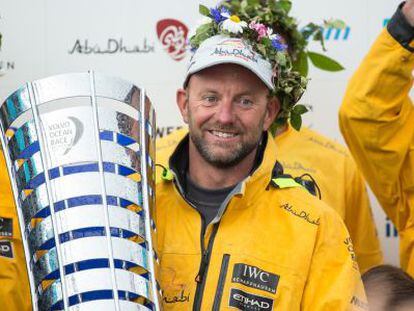 Ian Walker, patrón del Abu Dahi, celebra el triunfo del equipo en la 12ª edición de la Volvo Ocean Race.