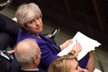 La primera ministra de Reino Unido, Theresa May, escucha una pregunta durante la sesión de control de la Cámara de los Comunes del pasado miércoles 