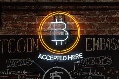 El interior del Bitcoin Embassy Bar, en en el barrio Roma de Ciudad de México.