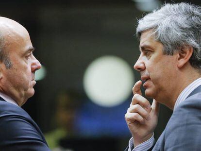 El ministro de Economía, Luis de Guindos y el ministro portugués de Finanzas, Mario Centeno.
