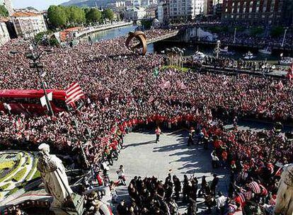 Miles de seguidores del Athletic se congregan para reconocer el esfuerzo de su equipo en la Copa del Rey