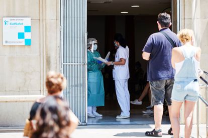 Varias personas esperan para ser atendidas en el CUAP Prat de la Riba de Lleida, donde se centralizan las pruebas a posibles contagiados de covid-19, este martes.