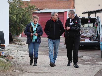  El actor Alberto San Juan pasea por la Cañada Real junto a los vecinos Ros y Quique. 