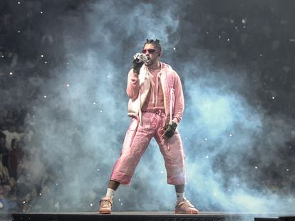 Bad Bunny canta durante un concierto en Miami de su gira El Último Tour Del Mundo, en abril pasado.