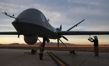 Oficiales de EE UU durante un control de un &#039;drone&#039;.