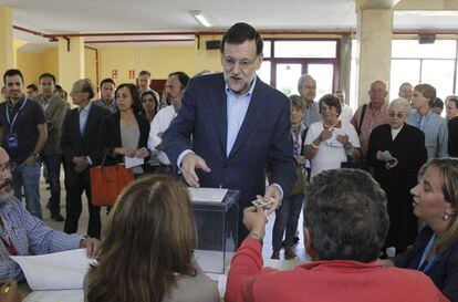 El presidente del Gobierno, Mariano Rajoy, vota en el colegio Bernardette de Aravaca (Madrid).