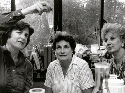 Marie-Claire King, a la izquierda, con las líderes de las Abuelas de la Plaza de Mayo en una fotografía de archivo.