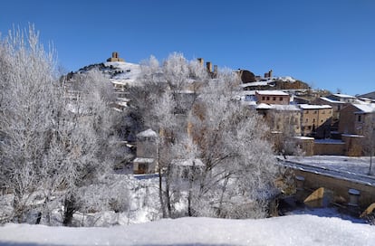 MOLINA DE ARAGÓN (GUADALAJARA) 19/01/2021.- Vista de la localidad guadalajareña de Molina de Aragón este martes tras haber vuelto a registrar la temperatura más fría de España, con -16,5 grados a las 8.40 horas. EFE/Andrés García Sánchez