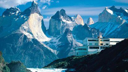 Hotel Explora Patagonia, con la cascada de Salto Chico y el macizo Paine.