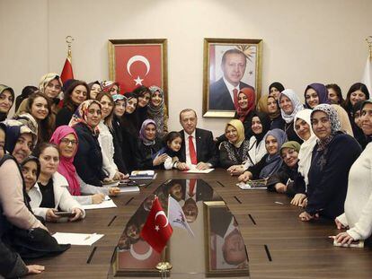 El presidente de Turqu&iacute;a, Recep Tayyip Erdogan, junto a mujeres que apoyan a su partido en una recepci&oacute;n en Estambul el pasado 3 de enero. 