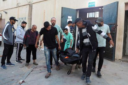 Uma das vítimas da agressão israelense foi transferida para o comboio da Cozinha Central Mundial no Hospital dos Mártires de Al-Aqsa, em Deir Al-Balah.