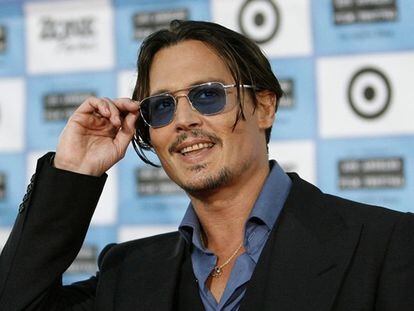 La solidaridad de Johnny Depp ha quedado más que de manifiesto este fin de semana, mientras se rodaba una de las últimas escenas de <i>Enemigos Públicos</i>. Y es que el actor invitó a varios amigos suyos a cenar a un restaurante, entre ellos el director de la película, Michael Mann, y a la hora de pagar no dudó en dejar de propina ni más ni menos que 4.000 euros. El camarero encargado de atender a la mesa en cuestión ha contado al diario <i>The Sun</i>: "Johnny es la mejor estrella que haya tenido ocasión de servir. Es un verdadero icono y su capacidad de respetar a los demás es fenomenal".