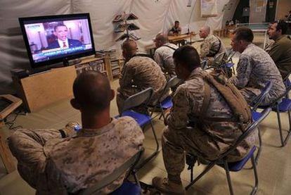 Marines estadounidenses ven por televisión, en el campamento Dwiyer de la provincia afgana de Helmand, el anuncio de la muerte de Bin Laden.