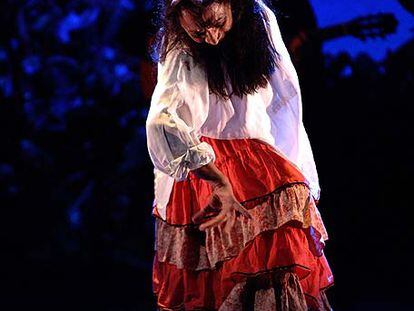 Carmen Cortés baila en una escena de <i>Mujeres de Lorca.</i>