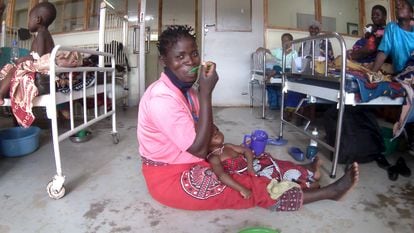 Una mujer con su hijo en el hospital de Malaui.