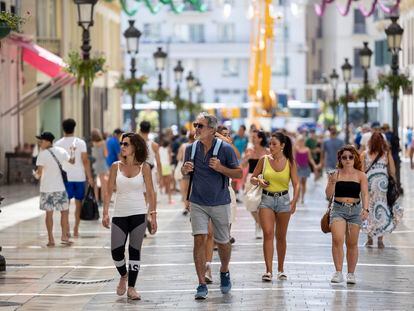 Turistas de diversas nacionalidades pasean por el centro histórico de Málaga.