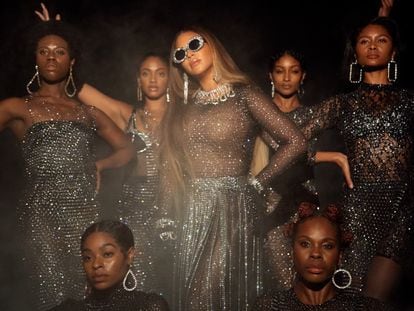 Beyoncé, en el centro, en una de las imágenes de 'Black Is King'.