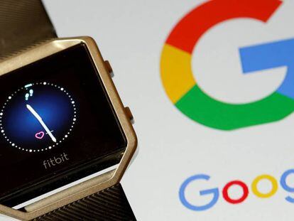 Un reloj inteligente de Fitbit junto a un logo de Google.