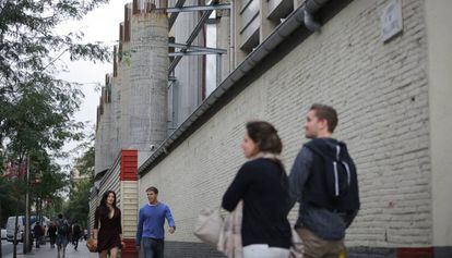Las columnas de la Sagrada Familia, en la calle Mallorca, invaden la vía pública.
