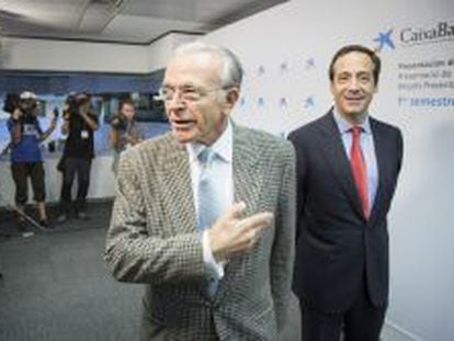 El presidente de CaixaBank, Isidro Fain&eacute;, junto con el nuevo consejero delegado, Gonzalo Gort&aacute;zar.
